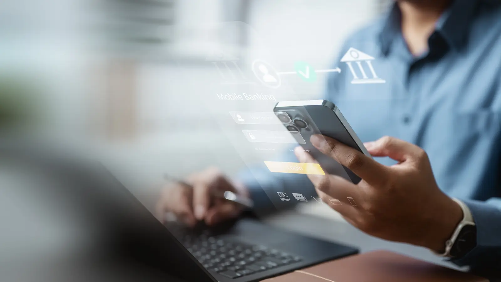 Une jeune femme utilise un ordinateur portable pour consulter un simulateur de remboursement anticipé en ligne, avec des documents de prêt immobilier à proximité